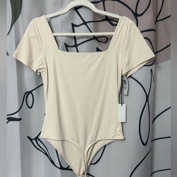 BNWT Babaton Contour Square Neck Short Sleeve - Picture 3 of 3